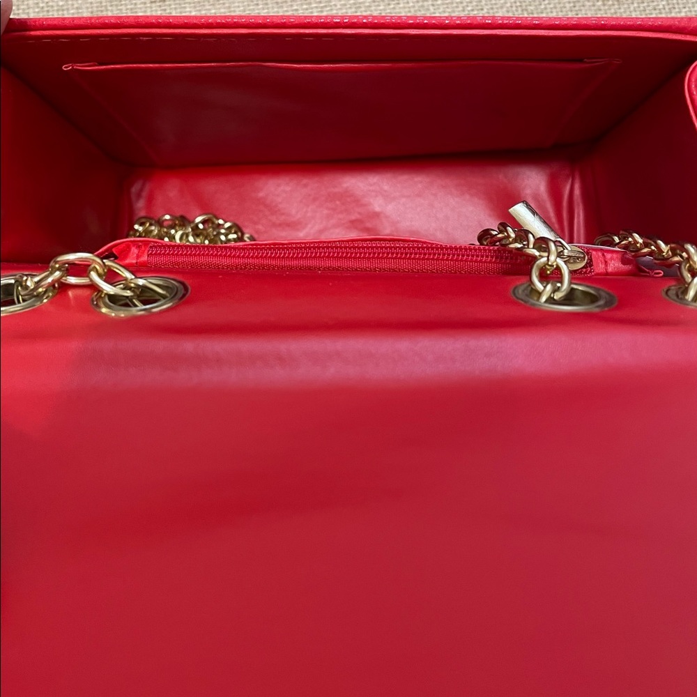 Red Crossbody Shoulder Handbag - Picture 3 of 6